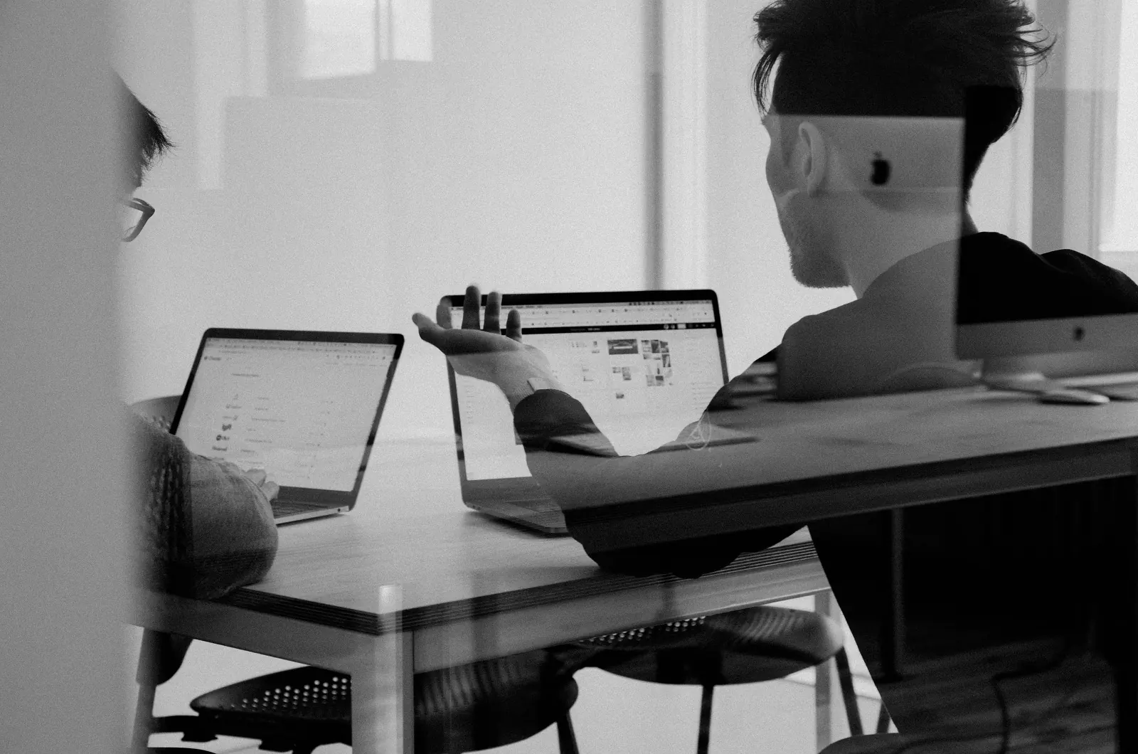 Équipe tech en réunion autour d'écrans dans un open space moderne